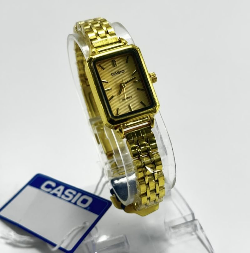 ساعة كاسيو (Casio) نسائية كلاسيكية بلون ذهبي بتصميم مستطيل أنيق